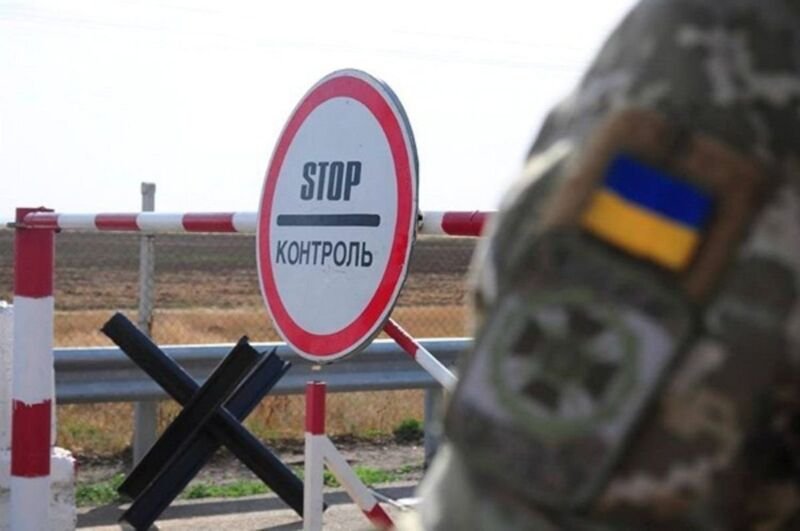 Українським чоловікам 18-22 років дозволили виїзд закордон