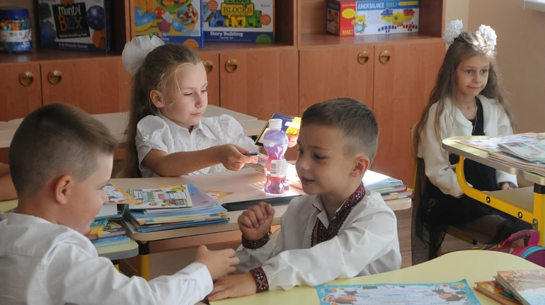 За шкільні парти в Україні сіли понад 3,5 мільйона школярів, 10% з них – дистанційно