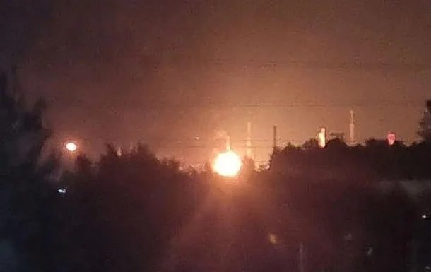 Повідомляється про атаки дронів та пожежі на об'єктах рф . Вибухи в Брянську, Киришах та Єйську