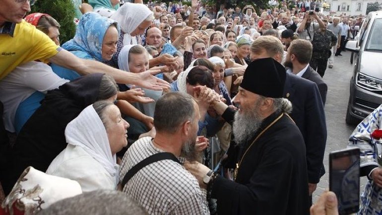 Прочани і монахи Почаївської лаври вважають, що "не Росія, а диявол" запускає ракети по Україні