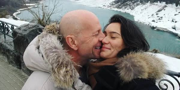 В Україні виходить книга дружини Брюса Вілліса, яка розповідає про життя із ним після діагнозу деменція . Несподівана подорож