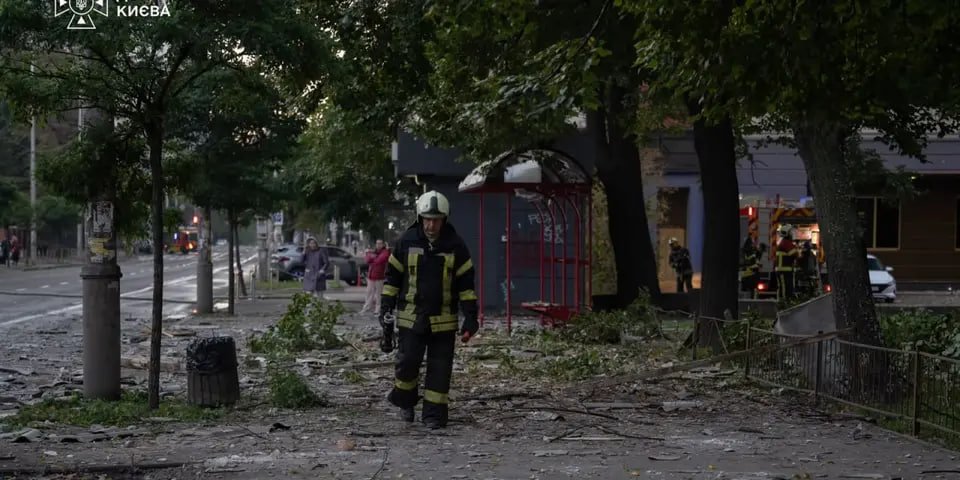 Зеленський - У Києві пошкоджено депо станції «Київ-Пасажирський», дата- та бізнес-центри, житлові будинки