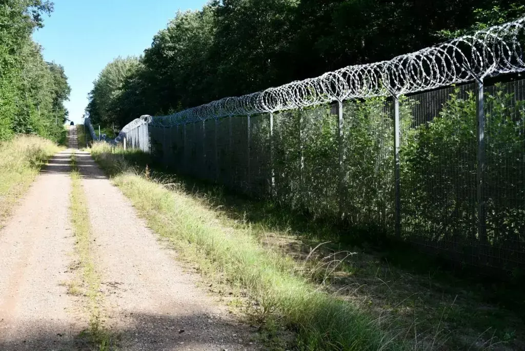 Люди в масках проникли до Латвії з Білорусі: перед цим озброєні провідники погрожували військовим