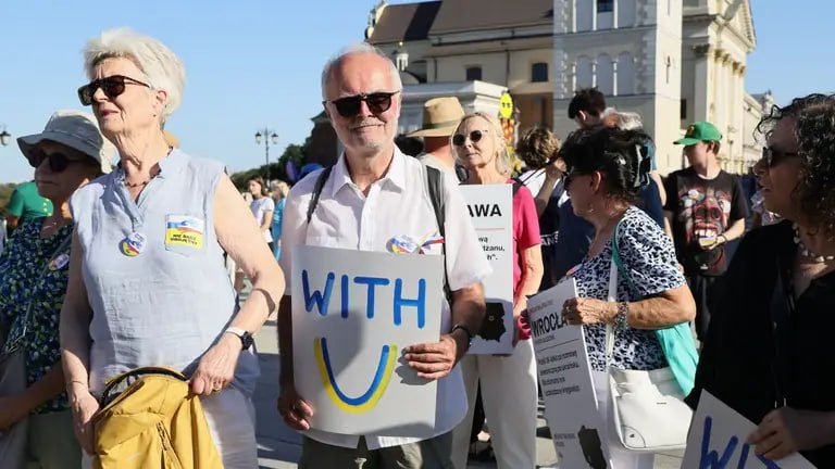 Люди у понад 20 польських містах виступили проти нападів на українців : "Моя Польща не б'є" 