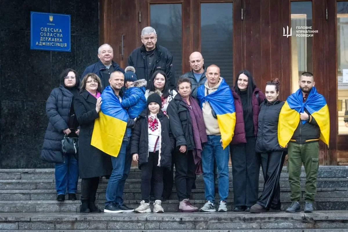 Українські моряки повернулися додому після року полону в єменських хуситів