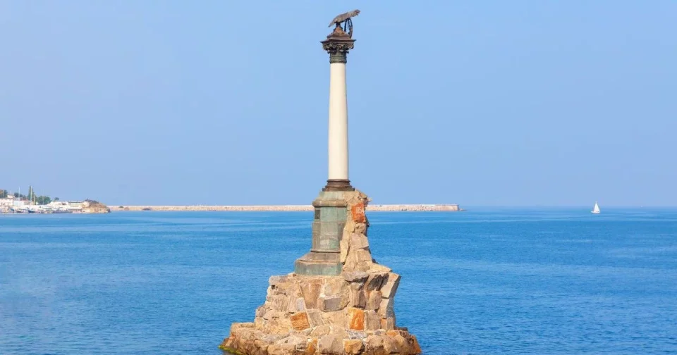 У Севастополі вночі прогриміли вибухи та зникло світло: рашисти пишуть, що ГУР підірвало електропідстанцію