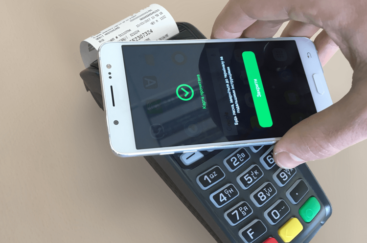 Українці у 2025 році майже повністю перейшли на безготівкові розрахунки