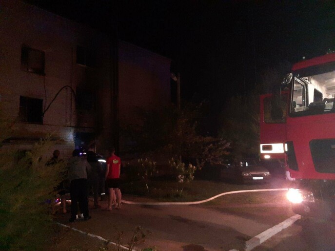 У селі Володимирівка у багатоповерхівці сталась пожежа: травми зазнала жінка