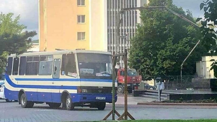 В центре города захвачен автобус с людьми