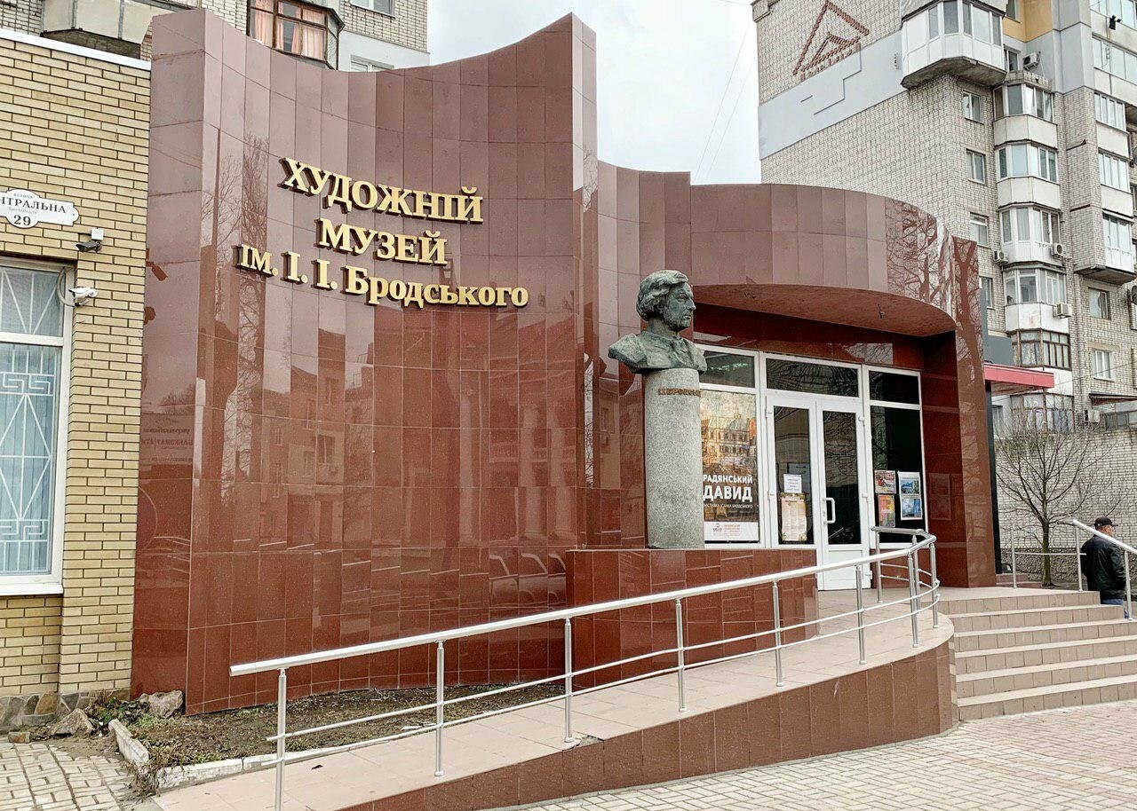 Реконструкция фасада музея им. Бродского завершена