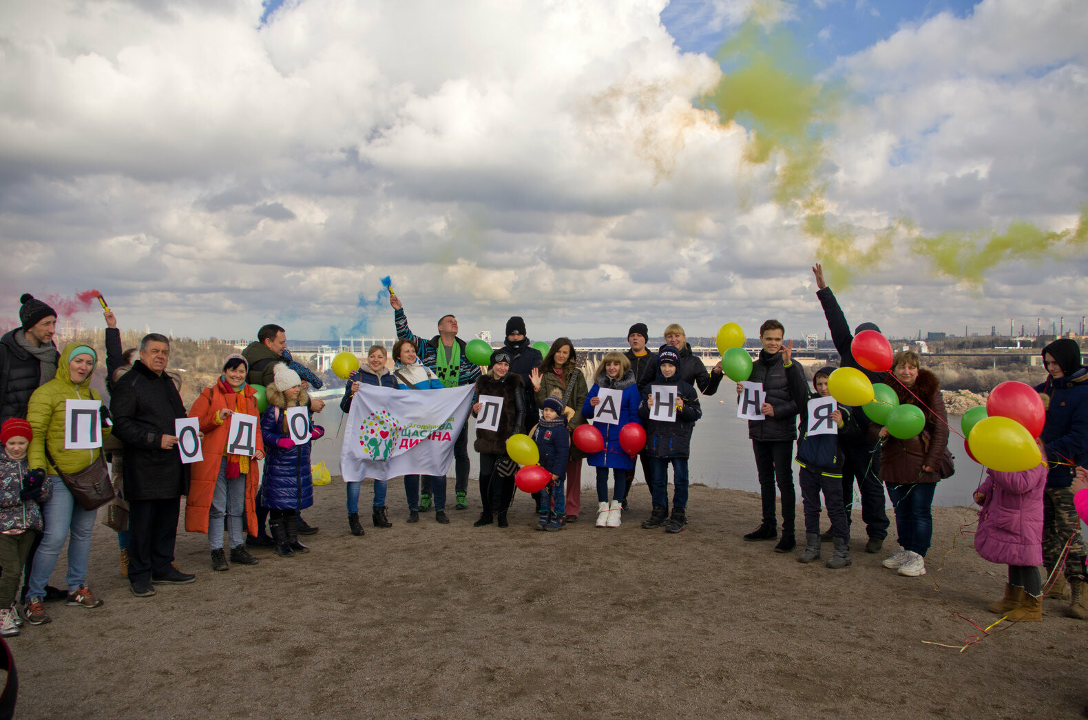 Юні жителі Запорізької області відзначили Всесвітній день онкохворої дитини символічною акцією
