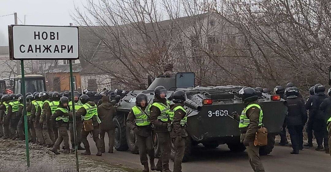 Зустріли літак з Уханю. Так, справжні українці не поступають!  -відео