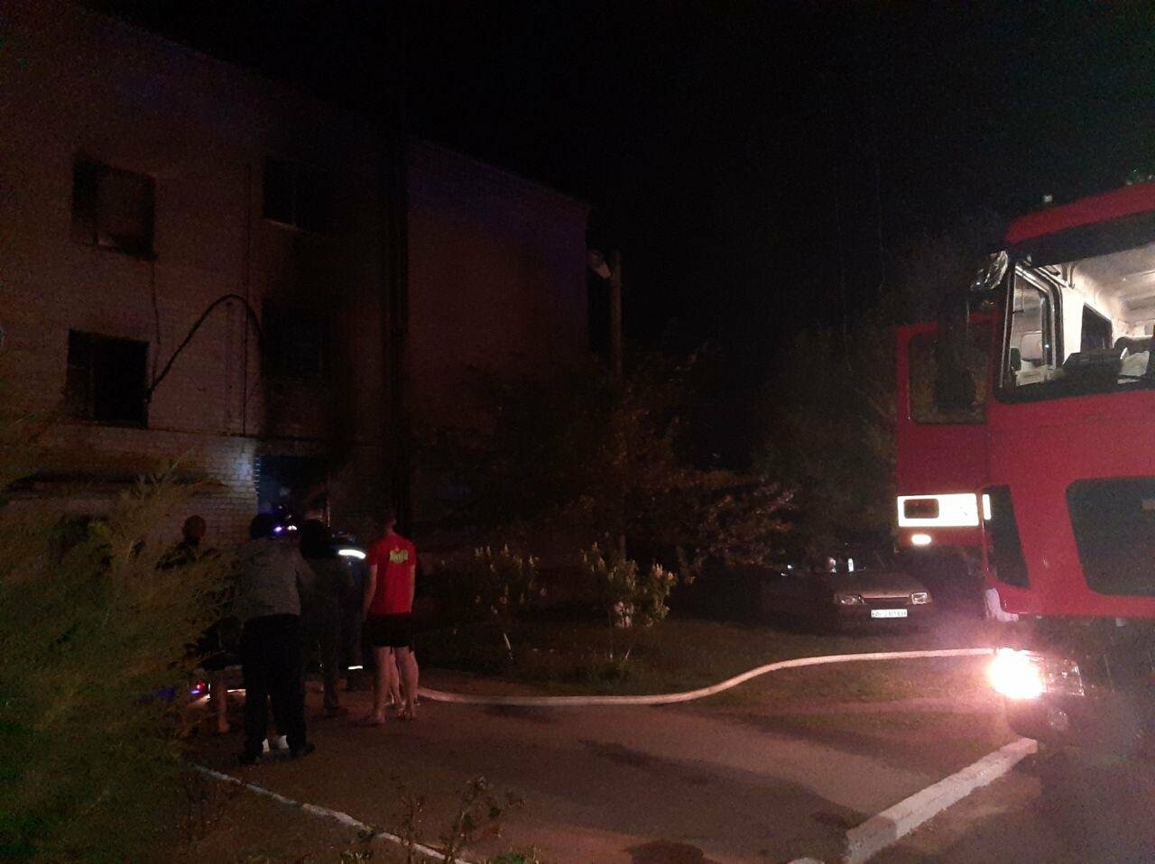У селі Володимирівка у багатоповерхівці сталась пожежа: травми зазнала жінка