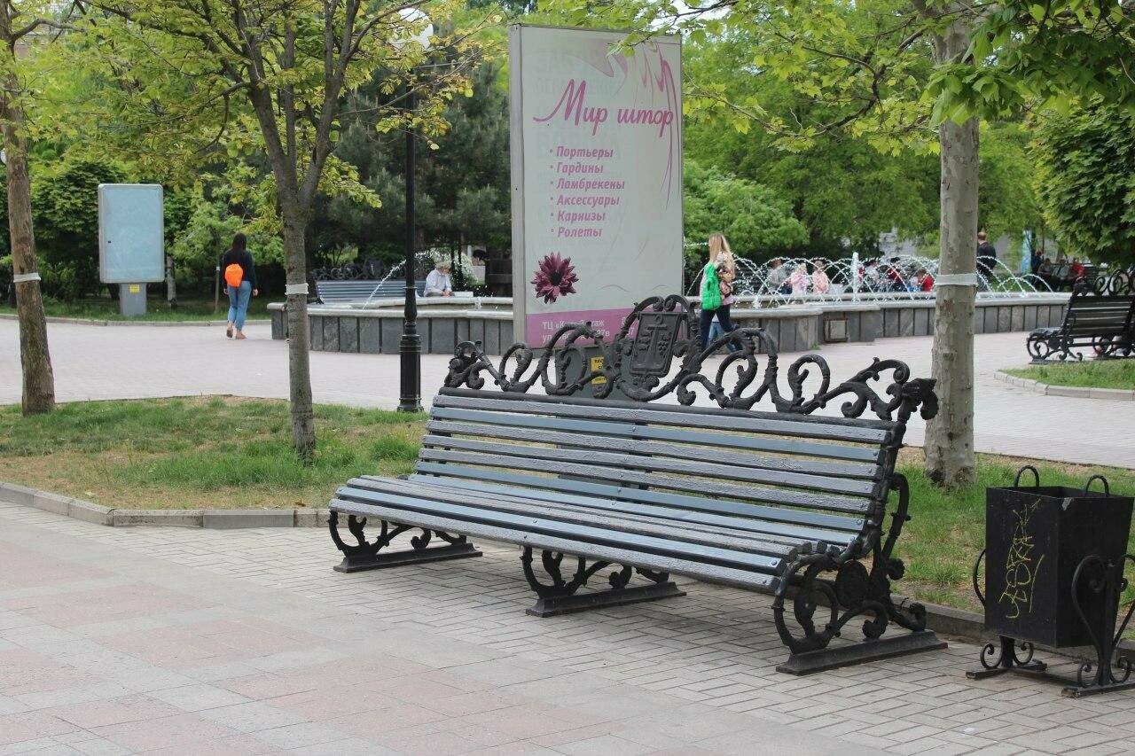 В Бердянске провели реставрацию скамей