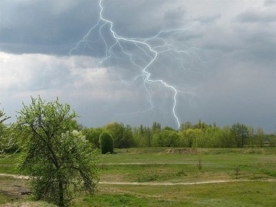 У неділю в Україні буде спекотно та волого