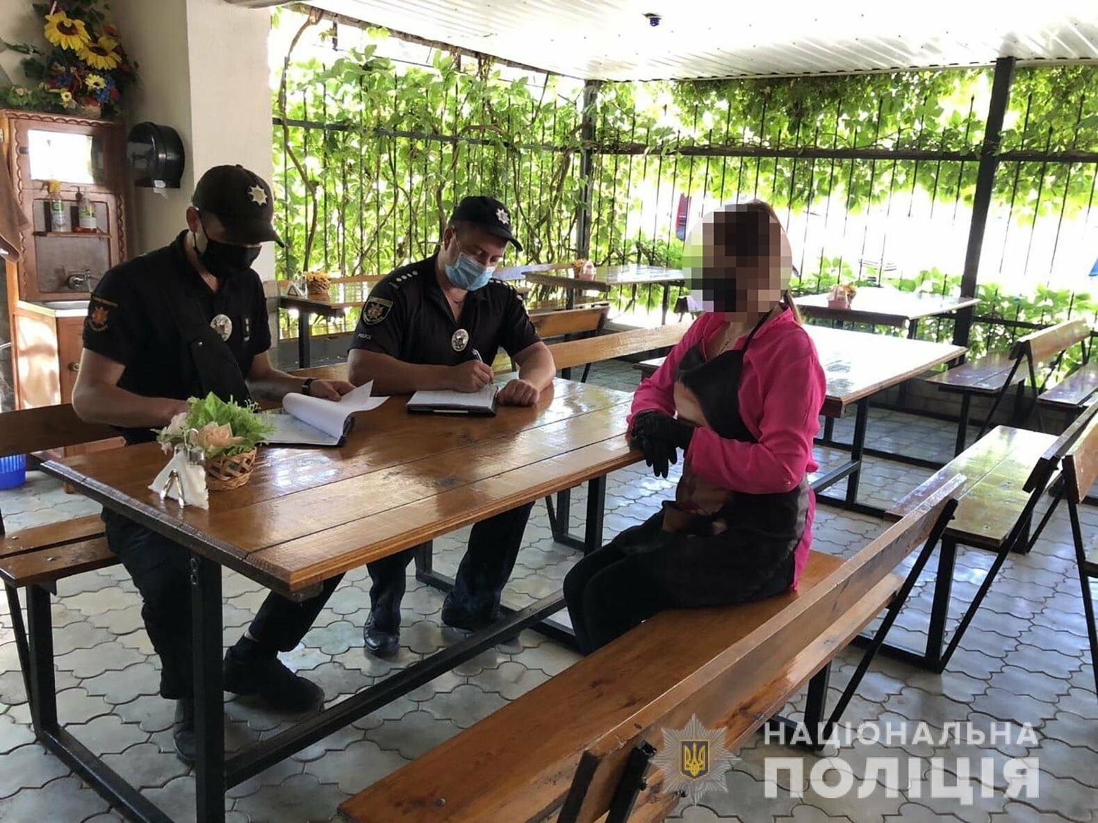 У Кирилівці поліція  перевірила дотримання санітарних  норм у торговельних та розважальних закладах