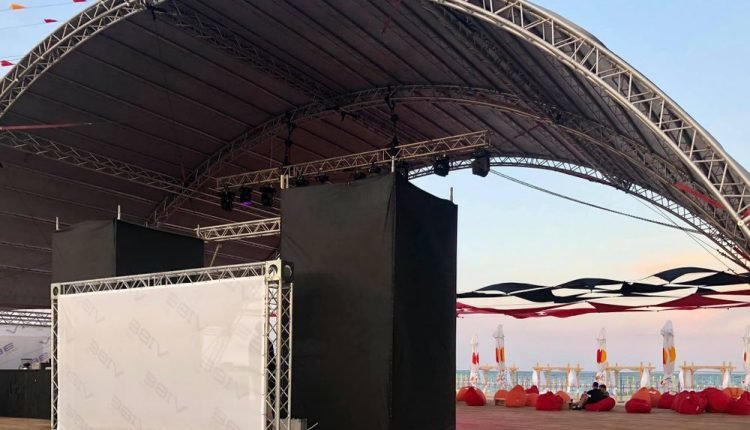 Поліція в Кирилівці відреагувала на негідну поведінку учасників концерту на пляжі
