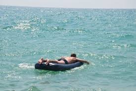 Знову в Кирилівці довелось рятувати в морі чоловіка на надувному матраці