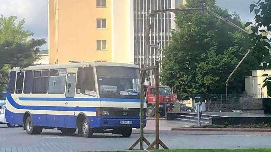 В центре города захвачен автобус с людьми