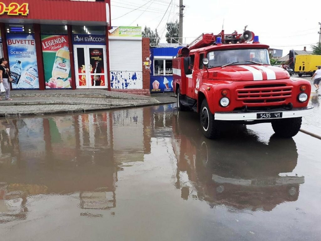 Наслідки негоди в Кирилівці ліквідовували й рятувальники