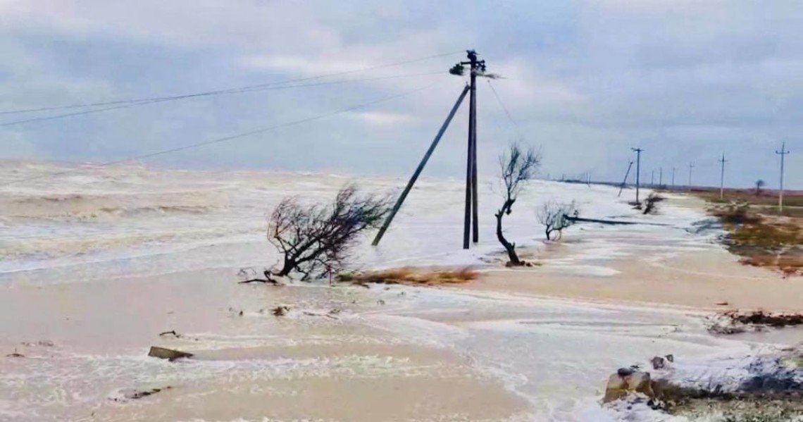 У Кирилівці Азовске море кипить під тиском східного вітру  