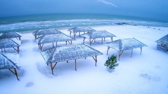 У Кирилівці новорічна ялинка прикрасила й узбережжя моря