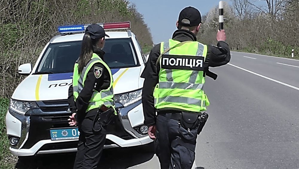 На трассах водители попрощались с полицейским полосатым жезлом