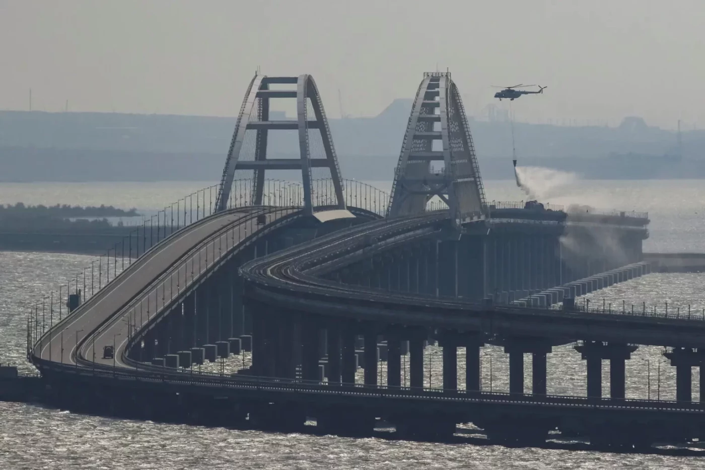 Росія поспішає відновити роботу пошкодженого вогнем Кримського мосту, фото-1
