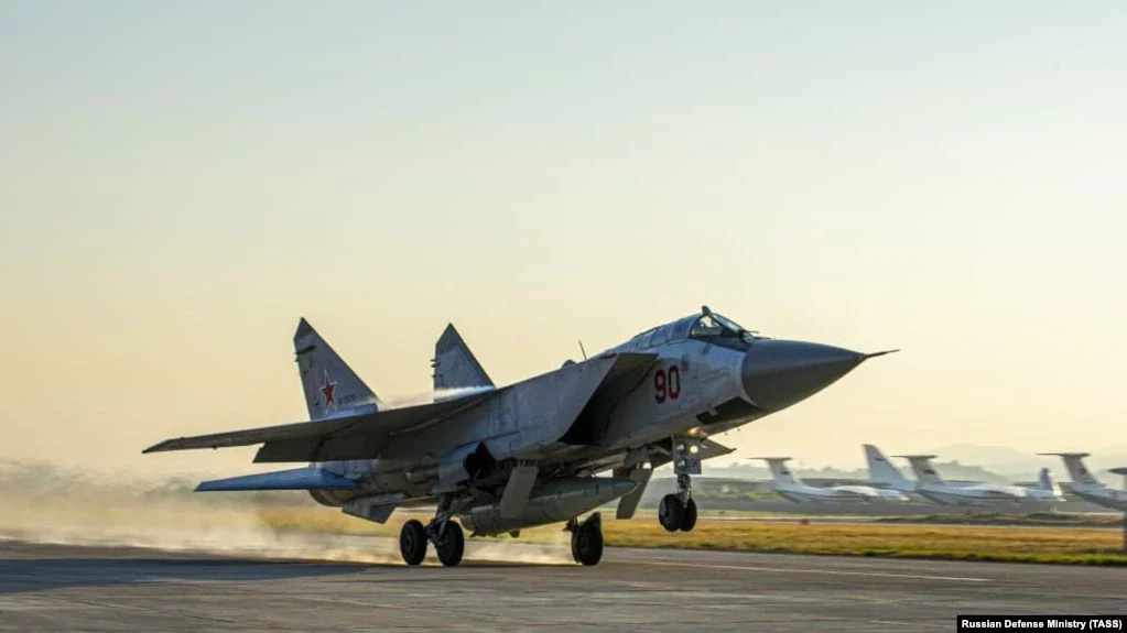 До Білорусі прибули три російські винищувачі МіГ-31К, фото-1
