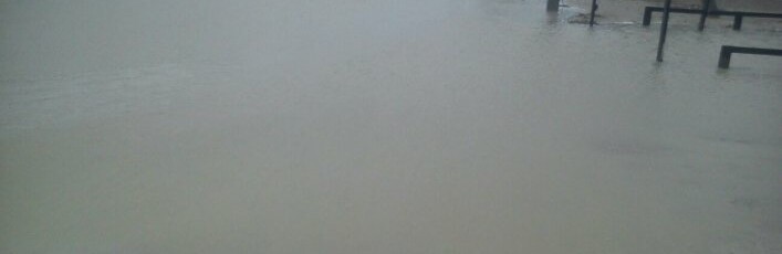 Азовское море еще держит в своем плену многие базы отдыха в Кирилл... Азовское море еще держит в своем плену многие базы отдыха в Кирилловке