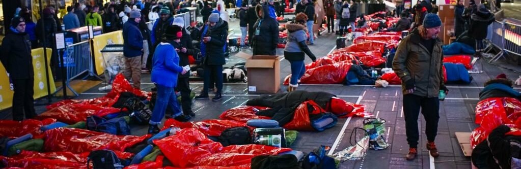 Тысячи людей по всему миру вышли спать на улицу в поддержку бездомных