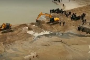 Воды Азовского моря хлынули в Молочный лиман (видео)