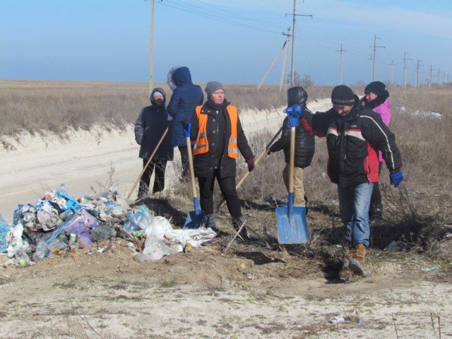 Комунальне підприємство Кирилівки розпочало прибирати сміття на узбережжі