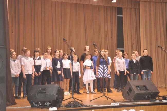 Учні Азовської школи поздоровили своїх матусь і бабусь зі святом 8 Березня