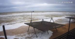  У Кирилівці розгулявся шторм: море в багатьох місцях затопило пляжі