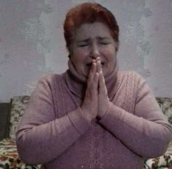 "Ріжте, рубайте, але не чіпайте дітей". Мешканка Буковини на колінах просила вибачення за поширення коронавіруса