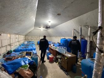 У Мелітополі виявили підпільні цехи з виробництва  контрафактного а... У Мелітополі виявили підпільні цехи з виробництва  контрафактного алкоголю