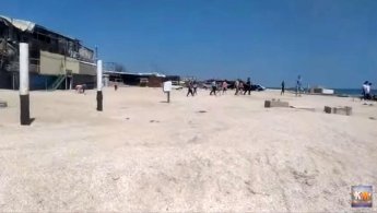 Навіть в період карантину у Кирилівці люди святкували на березі мор... Навіть в період карантину у Кирилівці люди святкували на березі моря і навіть купалися