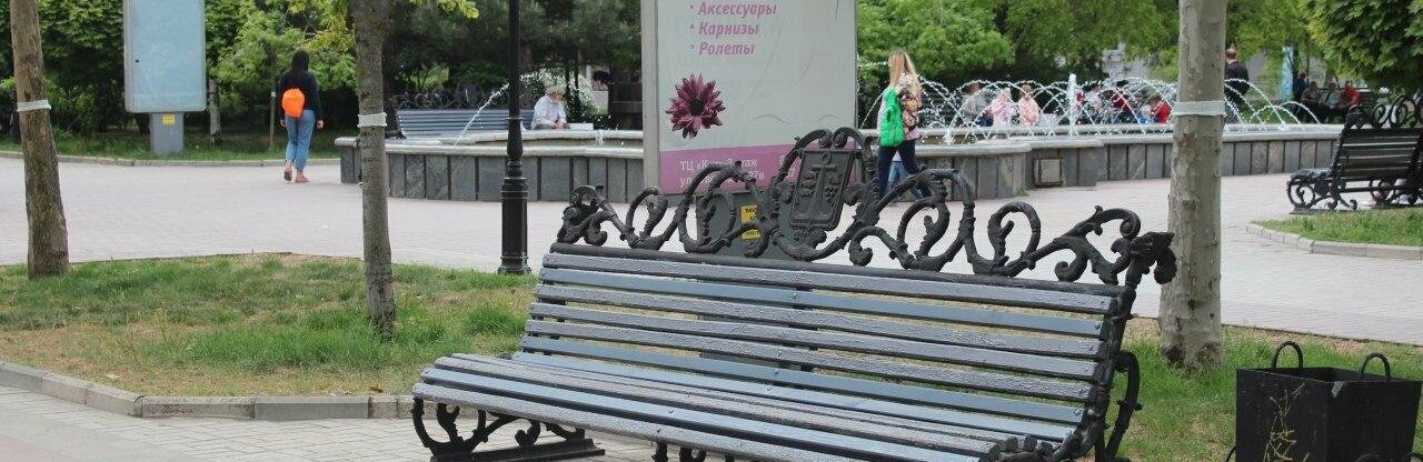 В Бердянске провели реставрацию скамей В Бердянске провели реставрацию скамей