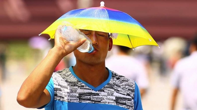 Завтра в Україну прийде спека, а десь пройдуть дощі з градом