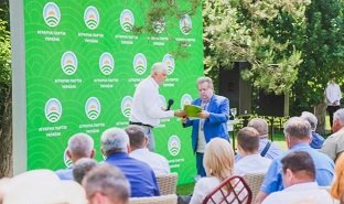 Нове амплуа співаючого ректора – Михайло Поплавський  очолив Аграрну партію України