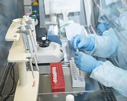 Кількість випадків захворювання на коронавірус в Україні наблизилась до 43 тисяч