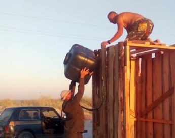 Не до шику та зручно: на Федотовій косі у Кирилівці встановили про...  Не до шику та зручно: на Федотовій косі у Кирилівці встановили прості душові кабінки