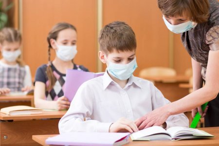 Вимірювання температури, антисептики та масочий режим: так проходит... Вимірювання температури, антисептики та масочий режим: так проходитиме навчання у школах