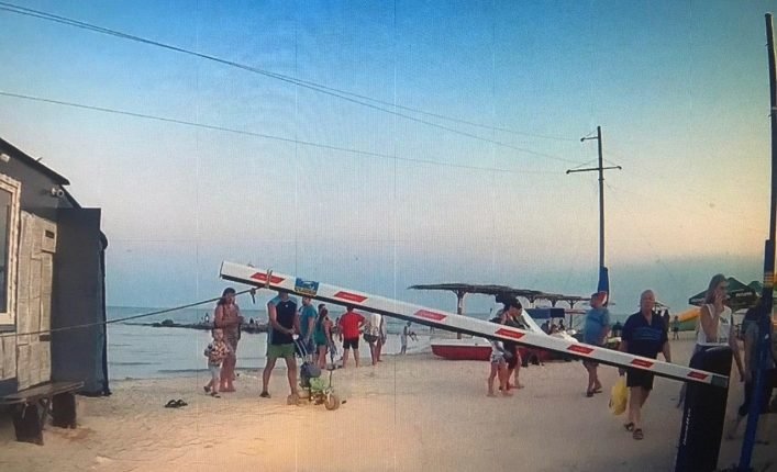 «Обіжена» поліція проявила інтерес до шлагбаума на Федотовій косі	