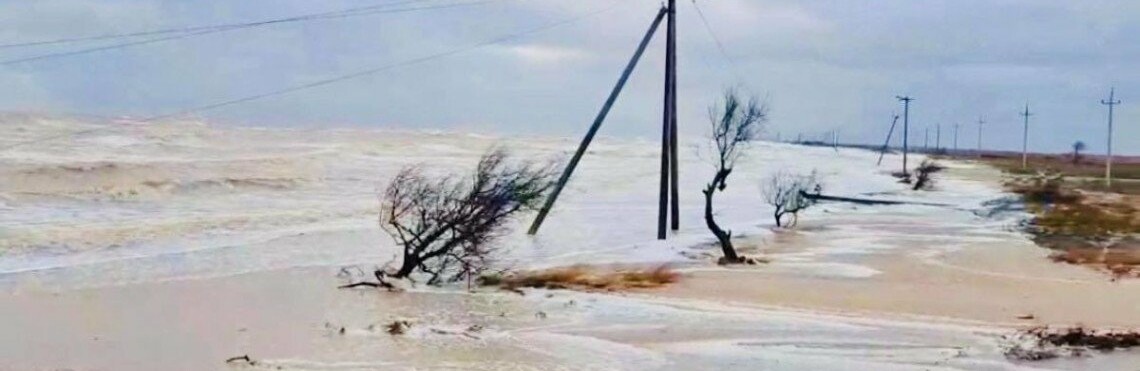 У Кирилівці Азовске море кипить під тиском східного вітру   У Кирилівці Азовске море кипить під тиском східного вітру