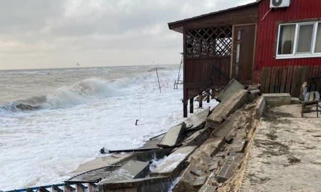 Штормові хвилі продовжують руйнувати пляжі Кирилівки